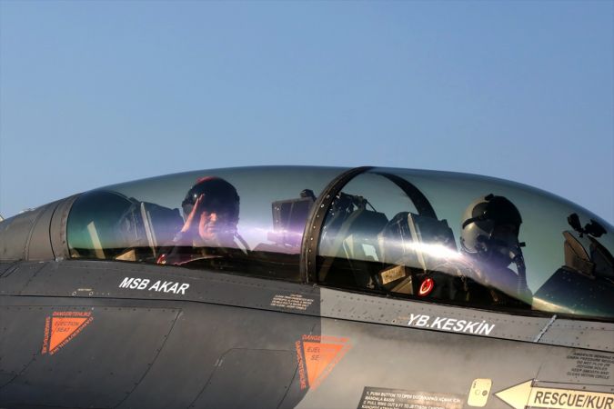 Bakan Akar, F-16 ile Ege semalarında uçtu 19
