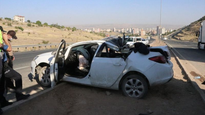 Otomobil elektrik direğine çarptı: 1 ölü, 2 yaralı 3