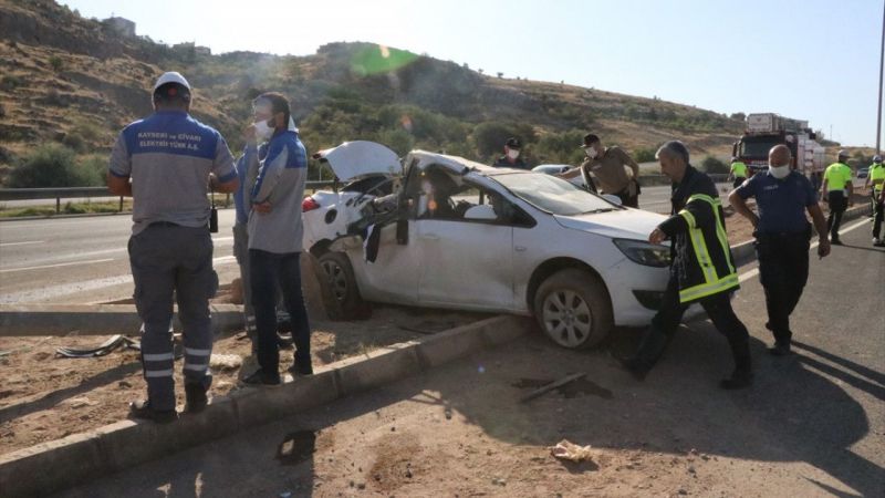 Otomobil elektrik direğine çarptı: 1 ölü, 2 yaralı 1