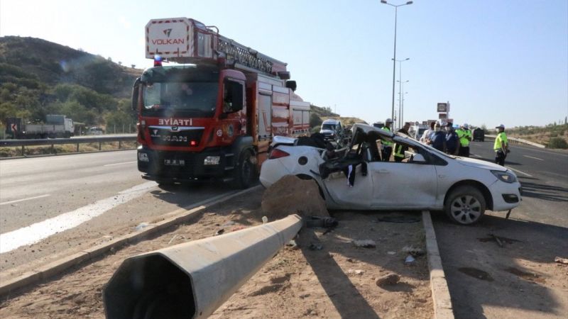 Otomobil elektrik direğine çarptı: 1 ölü, 2 yaralı 4