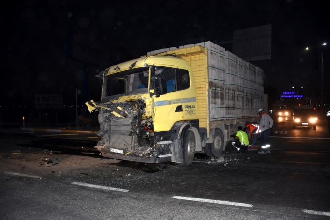 Aksaray'da Korkunç kaza! Yolcu otobüsü ile kamyon çarpıştı: 4 yaralı 1