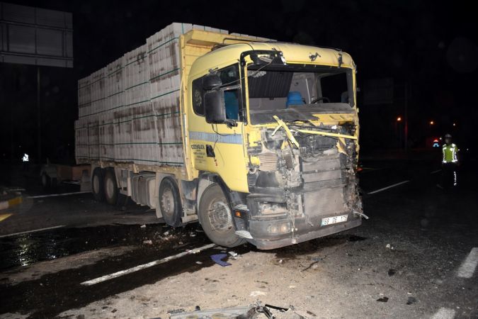 Aksaray'da Korkunç kaza! Yolcu otobüsü ile kamyon çarpıştı: 4 yaralı 3