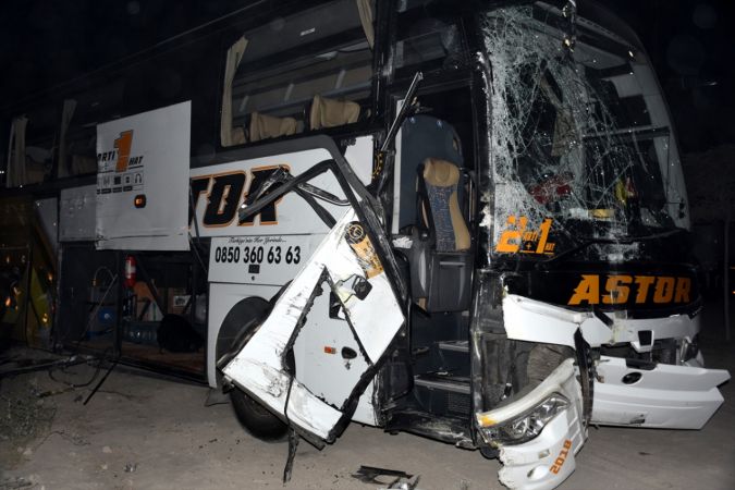 Aksaray'da Korkunç kaza! Yolcu otobüsü ile kamyon çarpıştı: 4 yaralı 5