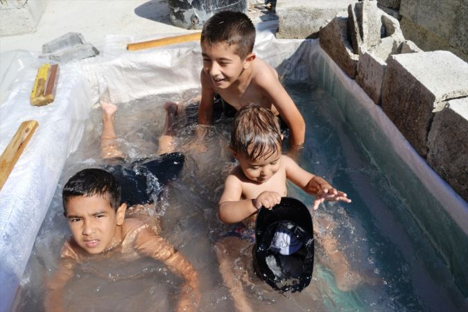 Kovid-19 nedeniyle denize gidemeyen aile, terasa çocuklar için havuz yaptı 2