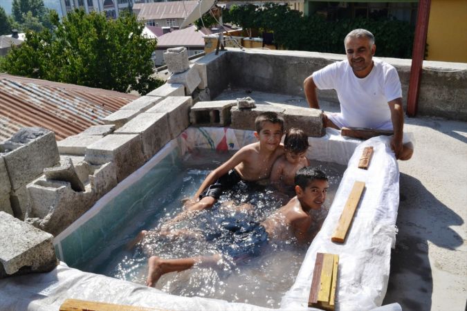 Kovid-19 nedeniyle denize gidemeyen aile, terasa çocuklar için havuz yaptı 3