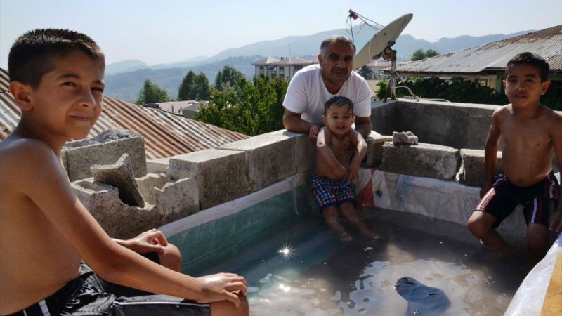 Kovid-19 nedeniyle denize gidemeyen aile, terasa çocuklar için havuz yaptı 7
