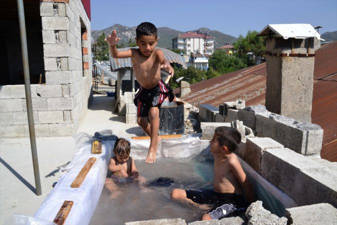 Kovid-19 nedeniyle denize gidemeyen aile, terasa çocuklar için havuz yaptı 4