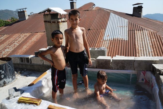 Kovid-19 nedeniyle denize gidemeyen aile, terasa çocuklar için havuz yaptı 5