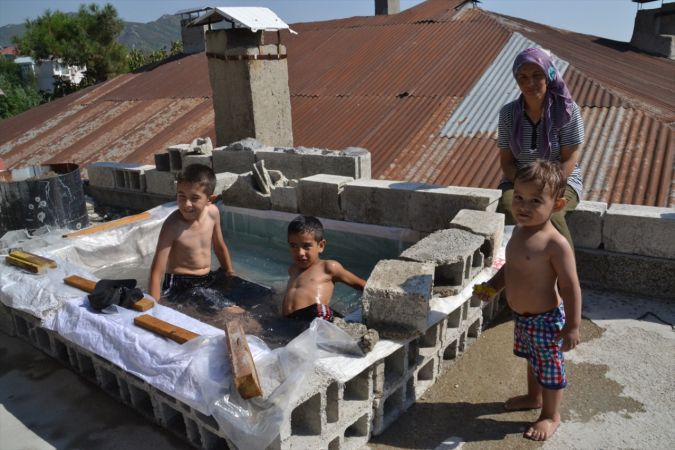 Kovid-19 nedeniyle denize gidemeyen aile, terasa çocuklar için havuz yaptı 6