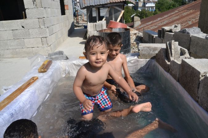 Kovid-19 nedeniyle denize gidemeyen aile, terasa çocuklar için havuz yaptı 1