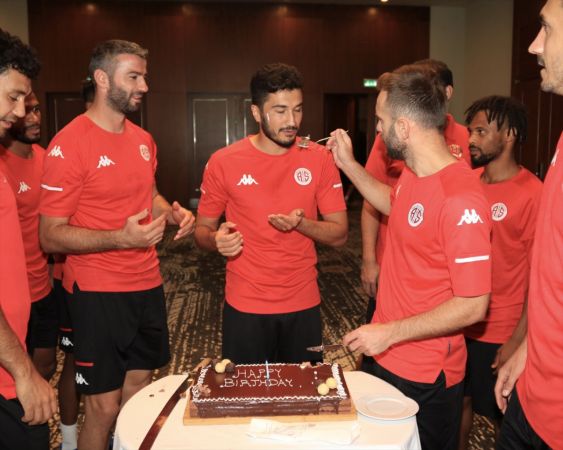 Antalyaspor'da Nuri Şahin'e doğum günü jesti 2