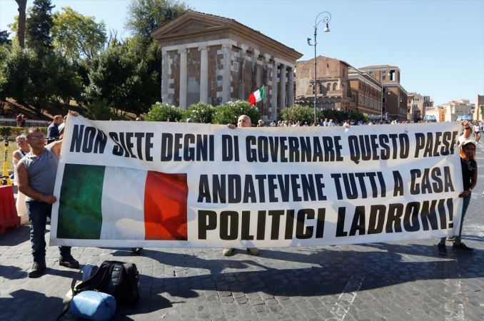 İtalya'da Kovid-19 önlemleri protesto edildi - Video Haber 3