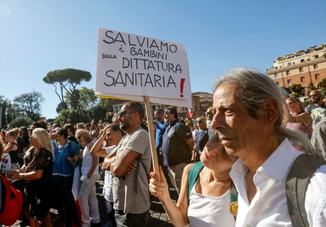 İtalya'da Kovid-19 önlemleri protesto edildi - Video Haber 10