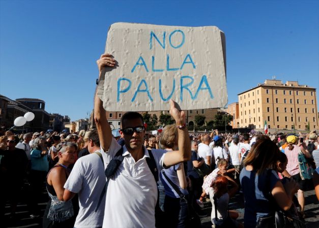 İtalya'da Kovid-19 önlemleri protesto edildi - Video Haber 17