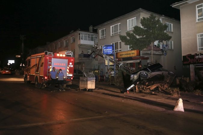 Ankara'da İnanılmaz Kaza! Otomobil elektrik direğine çarptı: 2 yaralı 1