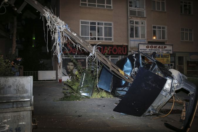 Ankara'da İnanılmaz Kaza! Otomobil elektrik direğine çarptı: 2 yaralı 2