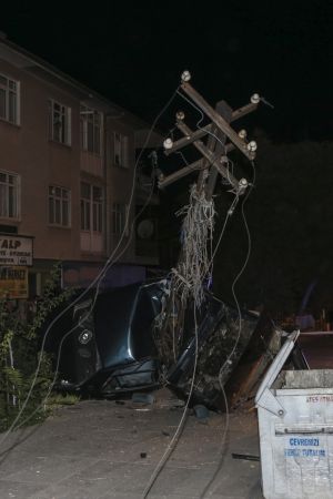 Ankara'da İnanılmaz Kaza! Otomobil elektrik direğine çarptı: 2 yaralı 3