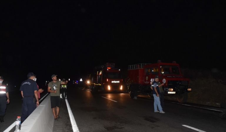 Seyir halindeki otomobilde çıkan yangın ormana sıçradı 2