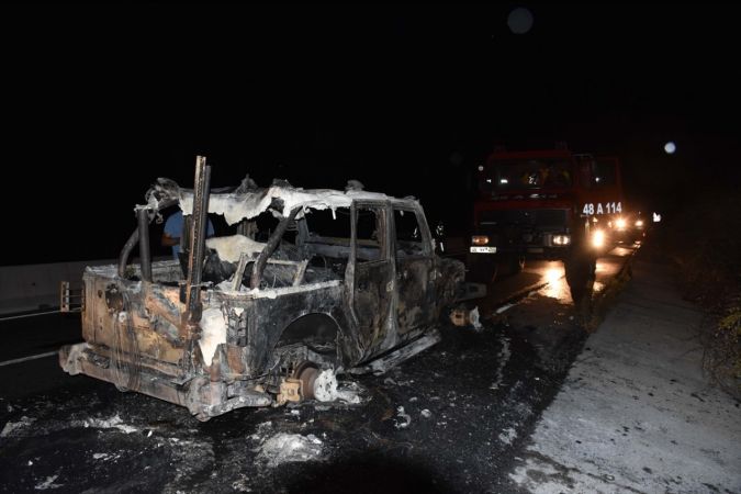 Seyir halindeki otomobilde çıkan yangın ormana sıçradı 1