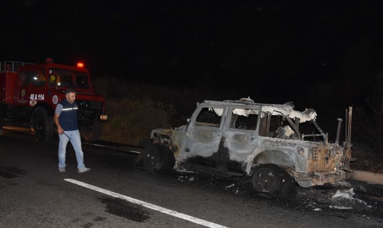 Seyir halindeki otomobilde çıkan yangın ormana sıçradı 5