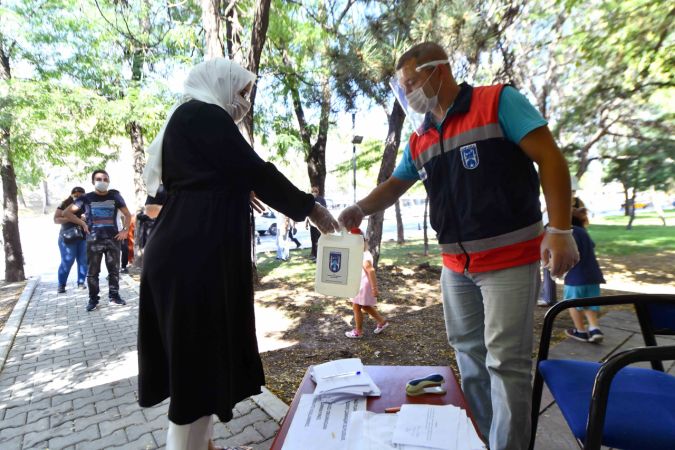 Ankara Büyükşehir koronavirüs önlemlerini artırdı! Başkentlilere ücretsiz dezenfektan dağıtmaya başladı 2