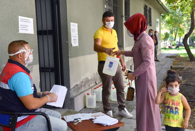 Ankara Büyükşehir koronavirüs önlemlerini artırdı! Başkentlilere ücretsiz dezenfektan dağıtmaya başladı 1
