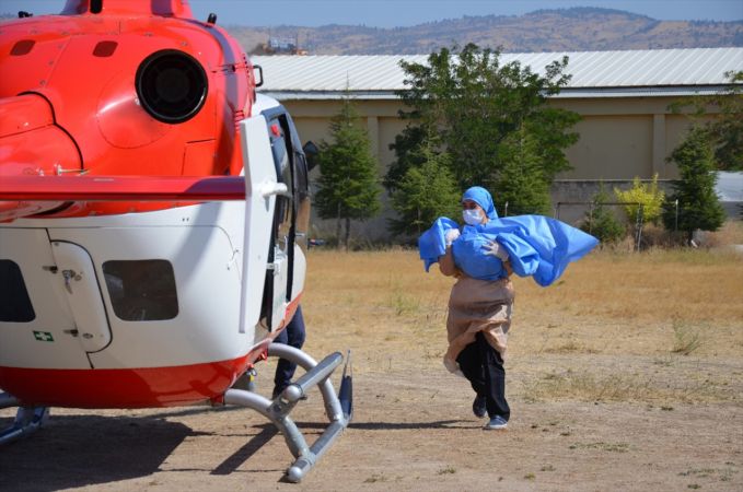 Manisa'da üzerine sıcak su dökülen bebek, ambulans helikopterle İzmir'e sevk edildi 1