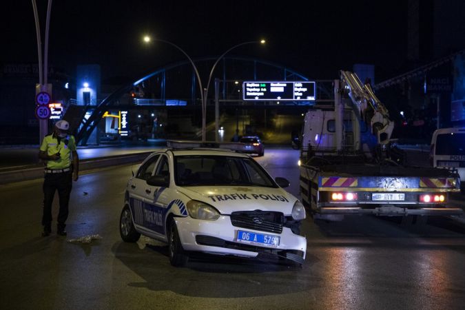Ankara'da Otomobil Polis Aracını Trafikte Sıkıştırdı! Polis Aracı Bariyerler çarptı, 2 Polisimiz Yaralı 3