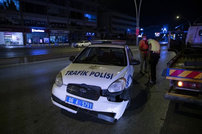 Ankara'da Otomobil Polis Aracını Trafikte Sıkıştırdı! Polis Aracı Bariyerler çarptı, 2 Polisimiz Yaralı 2