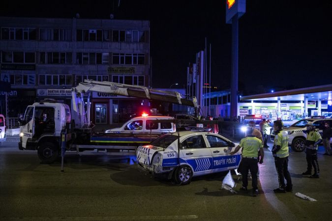Ankara'da Otomobil Polis Aracını Trafikte Sıkıştırdı! Polis Aracı Bariyerler çarptı, 2 Polisimiz Yaralı 4