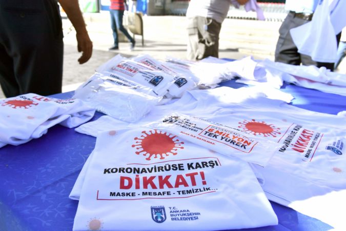 Ankara Büyükşehir, artan Covid-19 vakalarına dikkat çekmek için binlerce tişört ve maske dağıttı 11