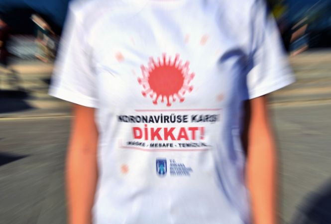 Ankara Büyükşehir, artan Covid-19 vakalarına dikkat çekmek için binlerce tişört ve maske dağıttı 12