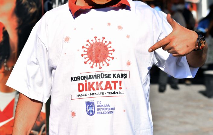 Ankara Büyükşehir, artan Covid-19 vakalarına dikkat çekmek için binlerce tişört ve maske dağıttı 1
