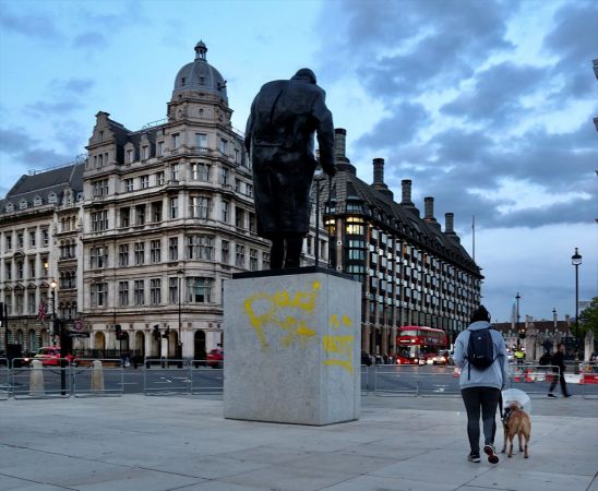 Churchill'in heykelinin kaidesine yeniden "ırkçı" ifadesi yazıldı 1