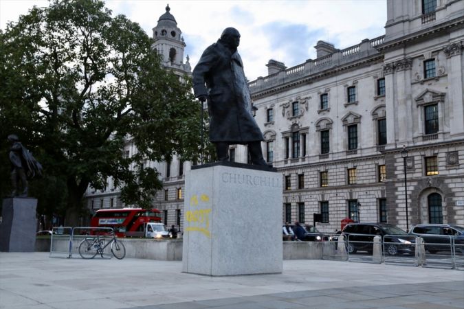 Churchill'in heykelinin kaidesine yeniden "ırkçı" ifadesi yazıldı 2