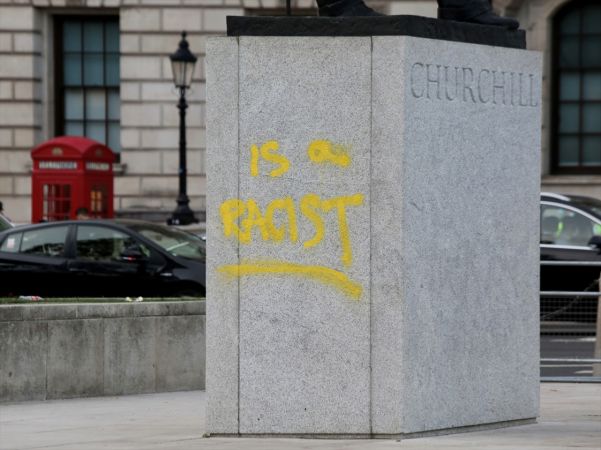 Churchill'in heykelinin kaidesine yeniden "ırkçı" ifadesi yazıldı 3