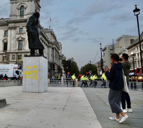 Churchill'in heykelinin kaidesine yeniden "ırkçı" ifadesi yazıldı 4
