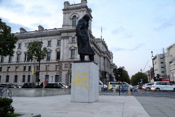 Churchill'in heykelinin kaidesine yeniden "ırkçı" ifadesi yazıldı 5
