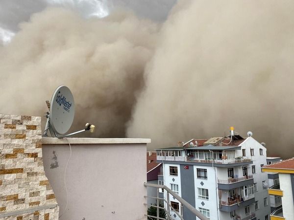 Ankara'da Kum Fırtınası! Koronada Zirveyi Oynarken, Bir de Kum Fırtınası Felaketi Başladı! Sonumuz Geliyor mu? 3