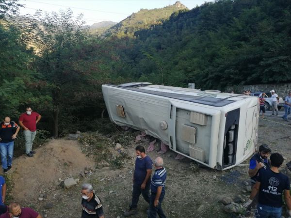 SON DAKİKA: Maden işçilerini taşıyan otobüs devrildi: 1 ölü, 15 yaralı 2