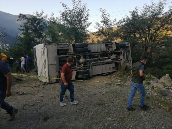 SON DAKİKA: Maden işçilerini taşıyan otobüs devrildi: 1 ölü, 15 yaralı 3
