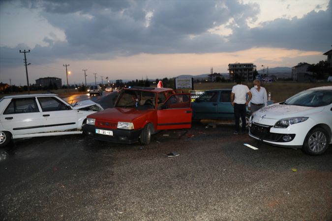 Ankara'da Feci kaza! 4 otomobil çarpıştı: 3 kişi yaralı 1