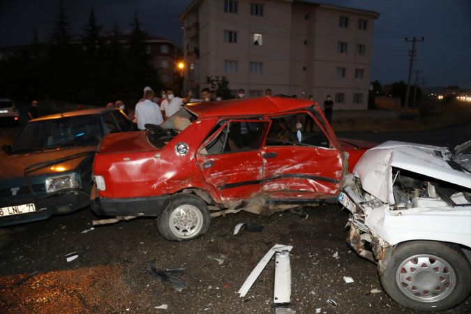 Ankara'da Feci kaza! 4 otomobil çarpıştı: 3 kişi yaralı 2