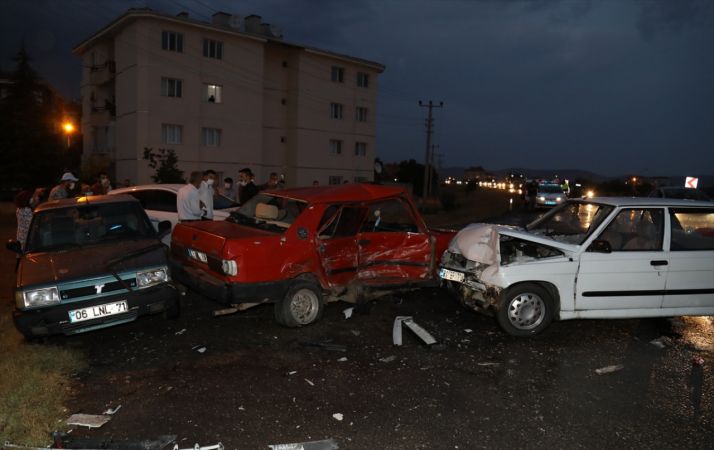 Ankara'da Feci kaza! 4 otomobil çarpıştı: 3 kişi yaralı 3