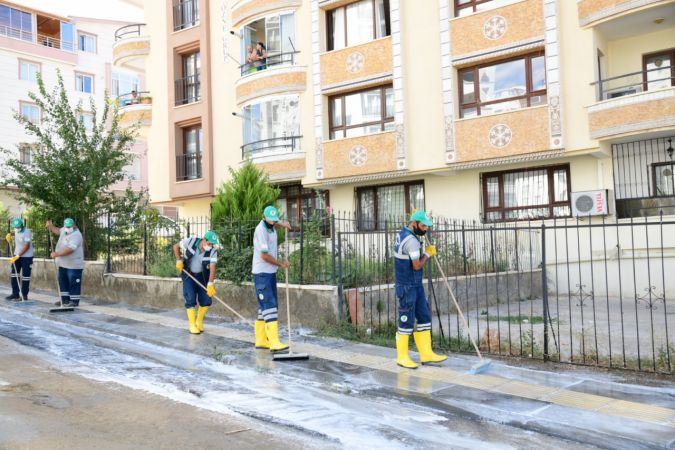 Ankara Mamak’ta cadde ve sokaklar sabunlu su ile yıkanıyor 2