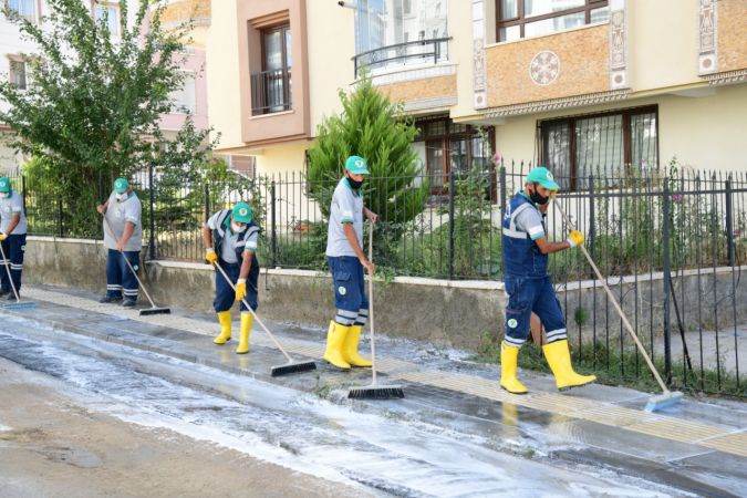 Ankara Mamak’ta cadde ve sokaklar sabunlu su ile yıkanıyor 10