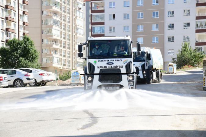 Ankara Mamak’ta cadde ve sokaklar sabunlu su ile yıkanıyor 3