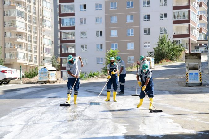 Ankara Mamak’ta cadde ve sokaklar sabunlu su ile yıkanıyor 1