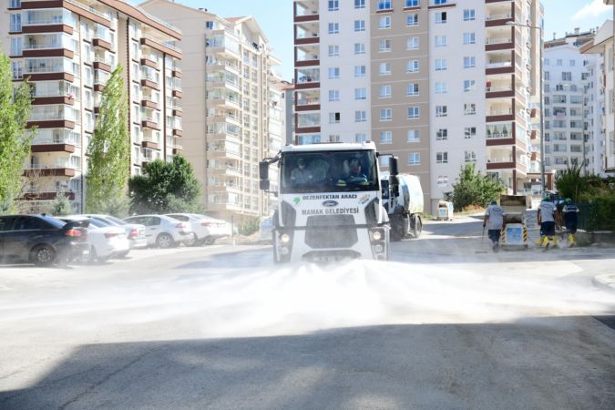 Ankara Mamak’ta cadde ve sokaklar sabunlu su ile yıkanıyor 4