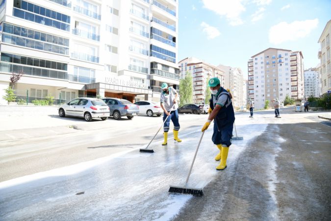 Ankara Mamak’ta cadde ve sokaklar sabunlu su ile yıkanıyor 6